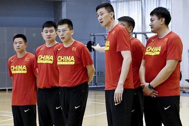 人在镜像期所以会有误识，是因为婴孩不能立即完成对镜像的模拟，产生由不满到期待的内在冲力，引发一连串的幻想而形成自我认同(1977a:4)。